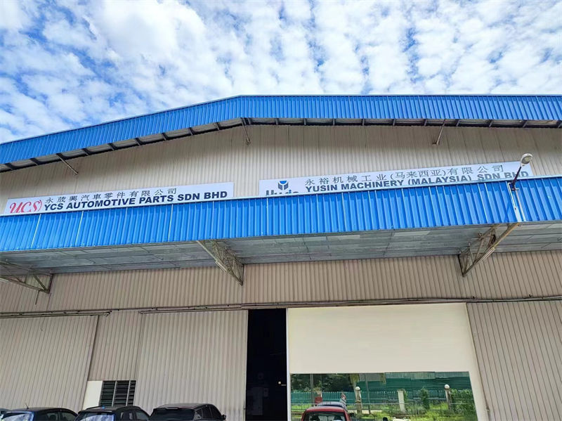 我公司兩位工程師奔赴馬來西亞對公司出口到永荿興公司的四臺汽車剎車片檢測設(shè)備進行安裝調(diào)試